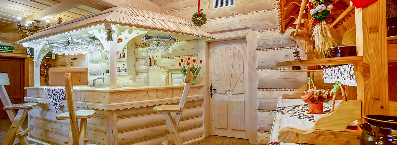 Hotel Białka Tatrzańska Tatry Oddych v horách Poľsko - pohľad na drevený bar