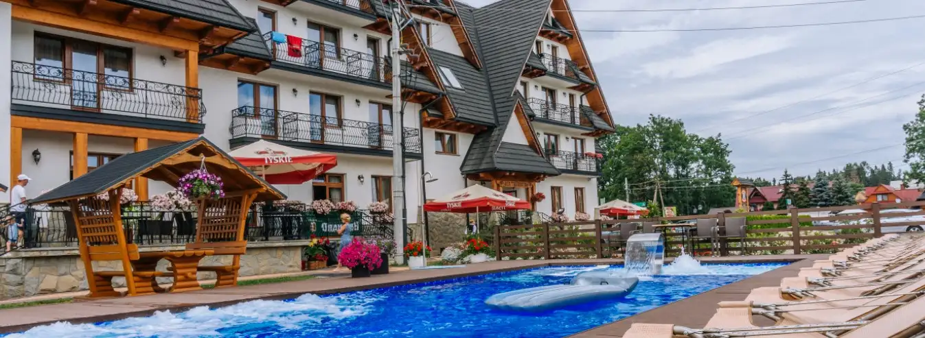 Hotel Białka Tatrzańska Tatry Oddych v horách Poľsko - pohľad na hotel s bazénom