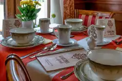 Prestrojený stôl s menu