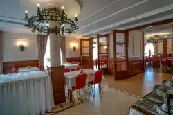 Jedáleň s výhľadom na vstupy